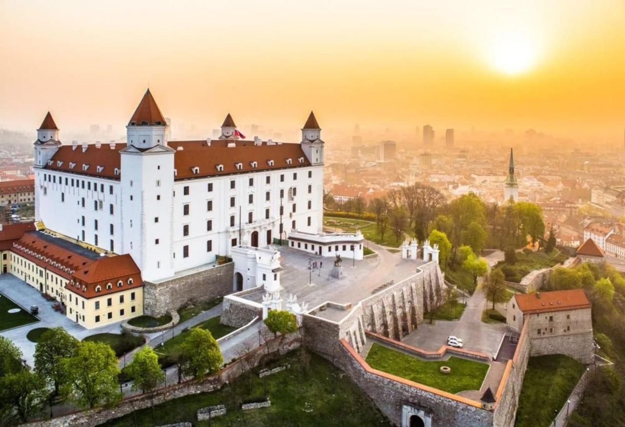 Second Home In Heart Of Братислава Экстерьер фото