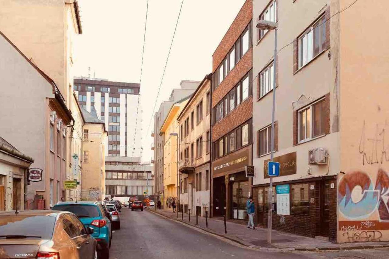 Second Home In Heart Of Братислава Экстерьер фото