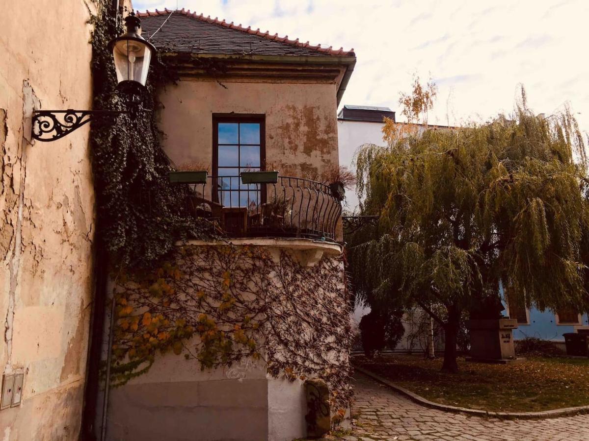 Second Home In Heart Of Братислава Экстерьер фото