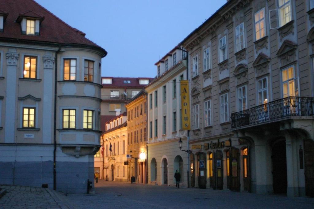 Second Home In Heart Of Братислава Экстерьер фото