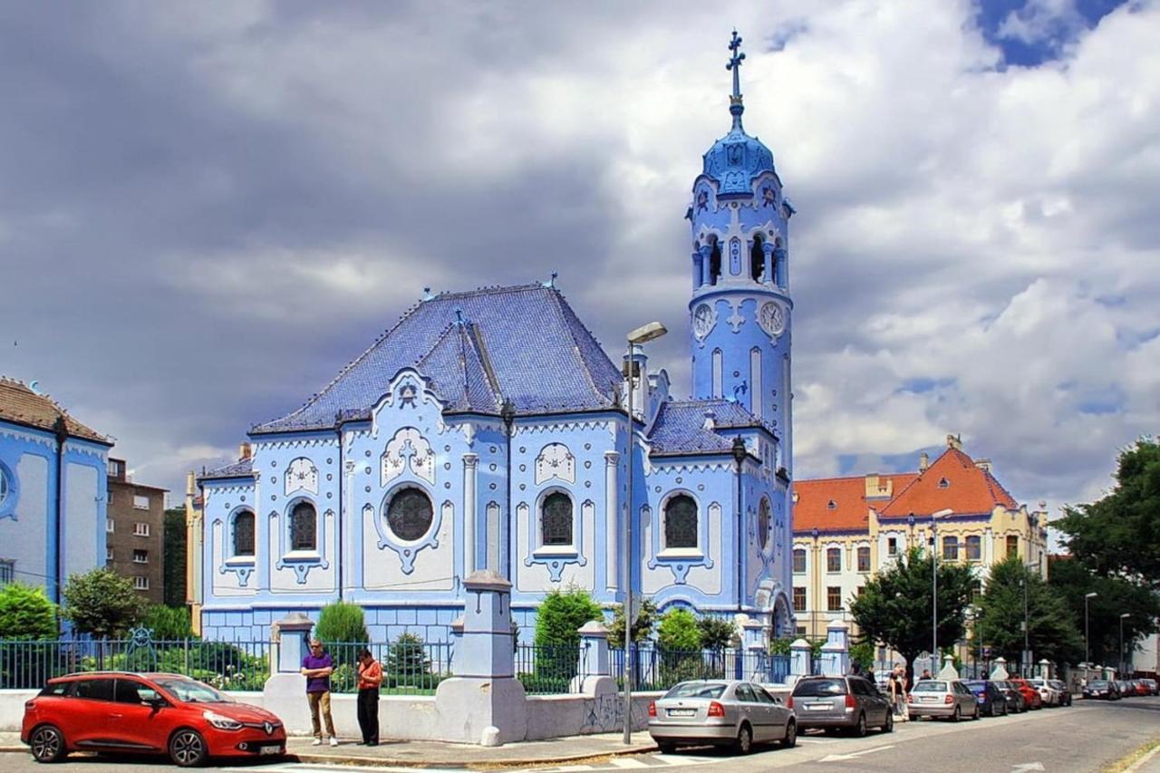 Second Home In Heart Of Братислава Экстерьер фото
