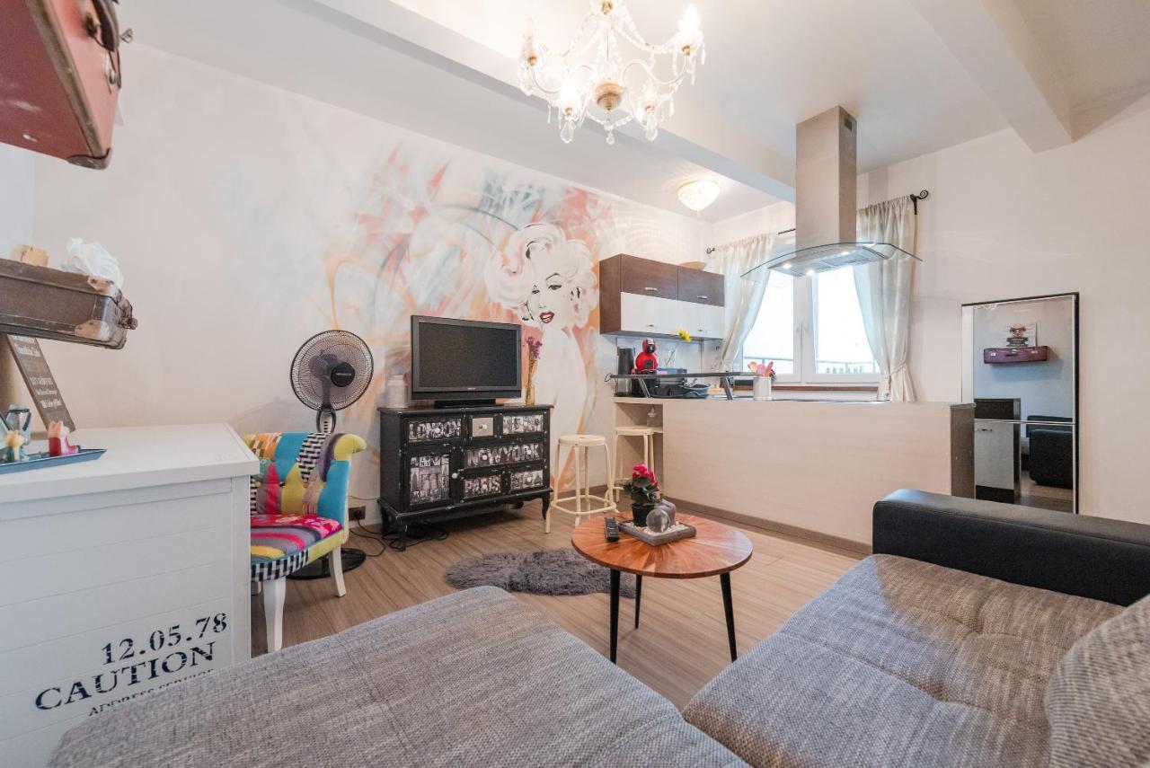 Second Home In Heart Of Братислава Экстерьер фото